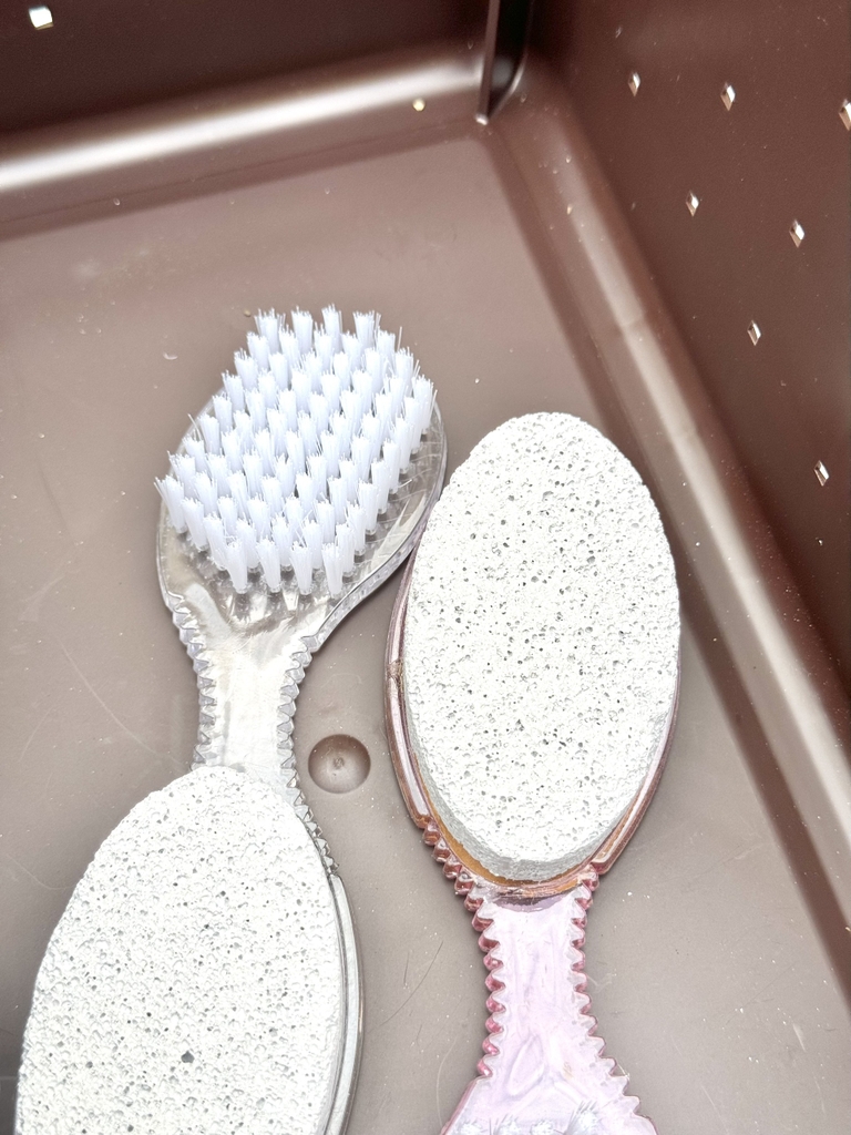 Đá bọt kèm bàn chải chà chân CARE Series