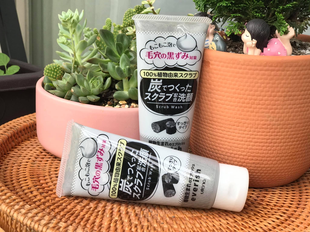 Utena Everish - Sữa Rửa Mặt Tẩy Da Chết Than Hoạt Tính (135g)