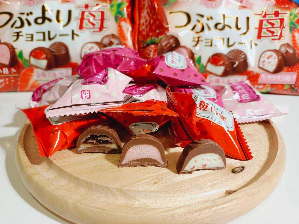 Kẹo chocolate Meito nhân dâu 148g - Hàng Nhật nội địa