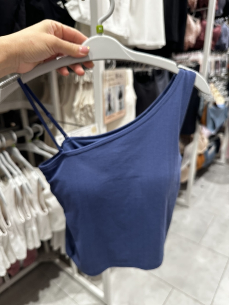 347340 Áo lệch vai gu