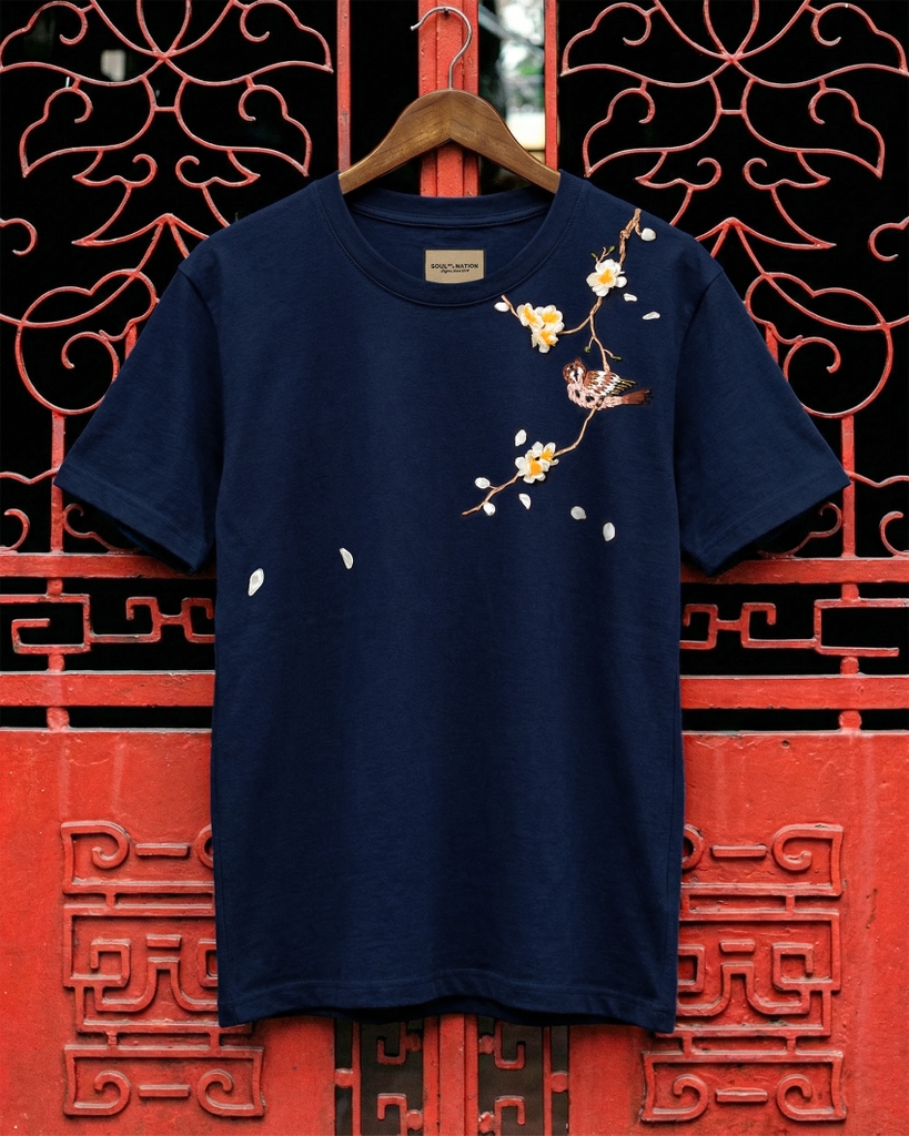 Áo Thun Thêu Ruy Băng Thủ Công - Chim Sẻ Nhành Mai 2025