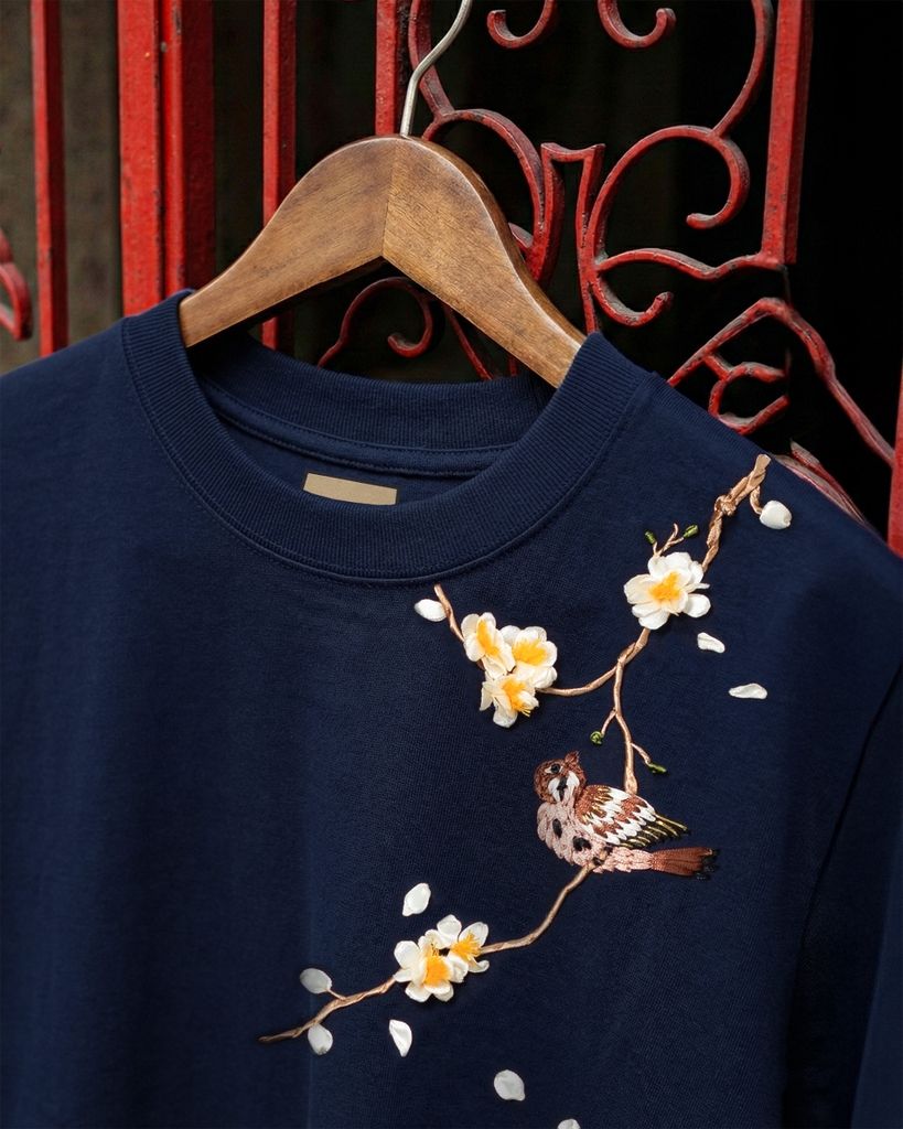 Áo Thun Thêu Ruy Băng Thủ Công - Chim Sẻ Nhành Mai 2025