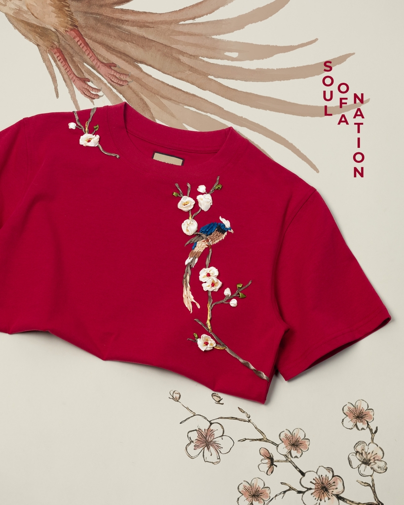 Áo Thun Thêu Ruy Băng Thủ Công - Vương Điểu Thưởng Mai