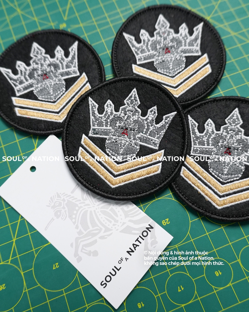 Patch thêu hình ôm viền Vương Miện theo yêu cầu