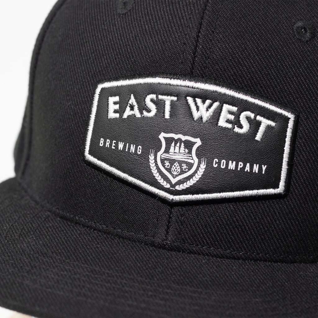 Dự án Nón snapback đồng phục patch da kết hợp thêu & in East West Brewing theo yêu cầu