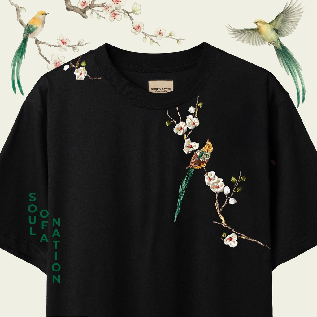 Áo Thun Thêu Ruy Băng Thủ Công - Tiên Điểu Thưởng Mai