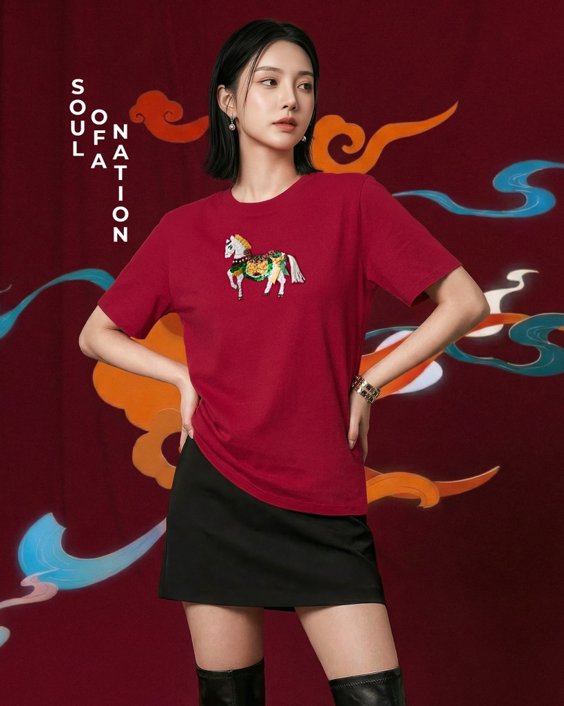 Áo Thun Thêu Ruy Băng Thủ Công - Bạch Mã Đông Hồ