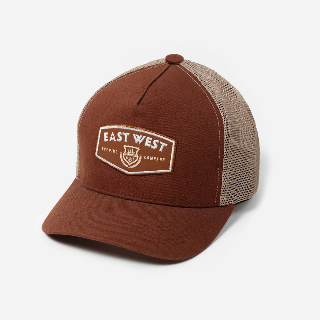 Dự án Nón trucker đồng phục patch da kết hợp thêu & in East West Brewing theo yêu cầu