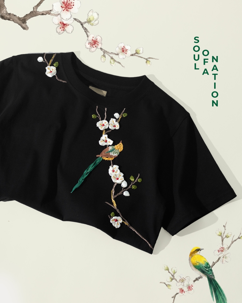 Áo Thun Thêu Ruy Băng Thủ Công - Tiên Điểu Thưởng Mai