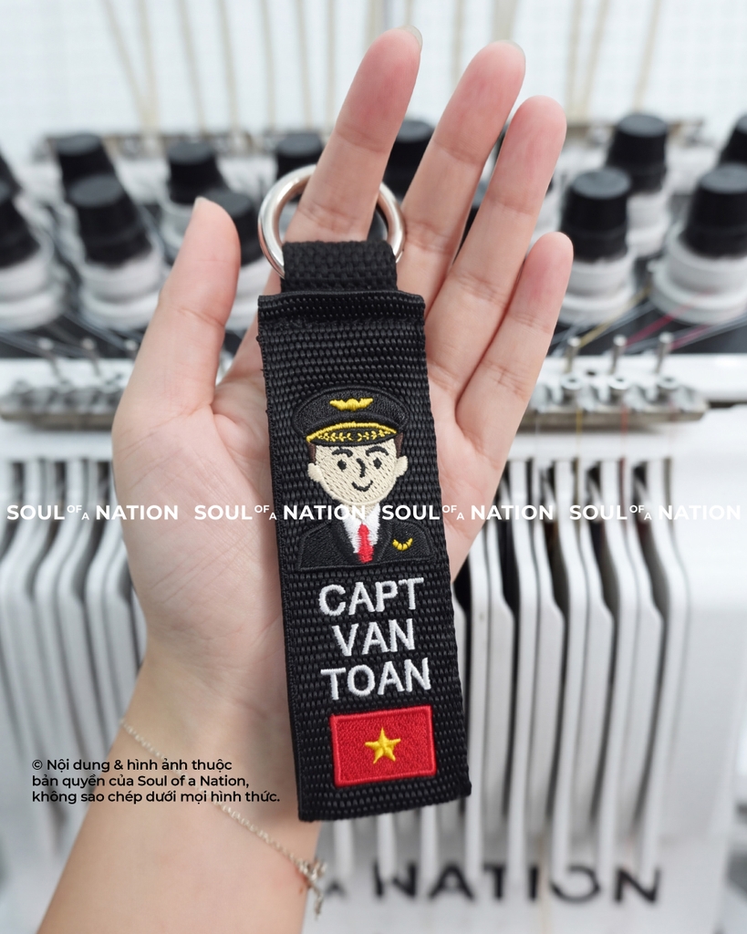 Móc khoá thêu hình ôm viền Cơ trưởng mẫu khoá tròn theo yêu cầu