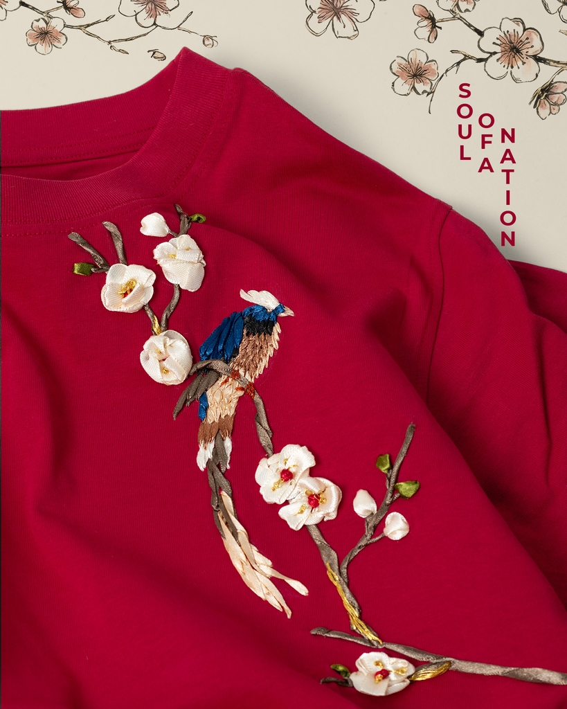 Áo Thun Thêu Ruy Băng Thủ Công - Vương Điểu Thưởng Mai