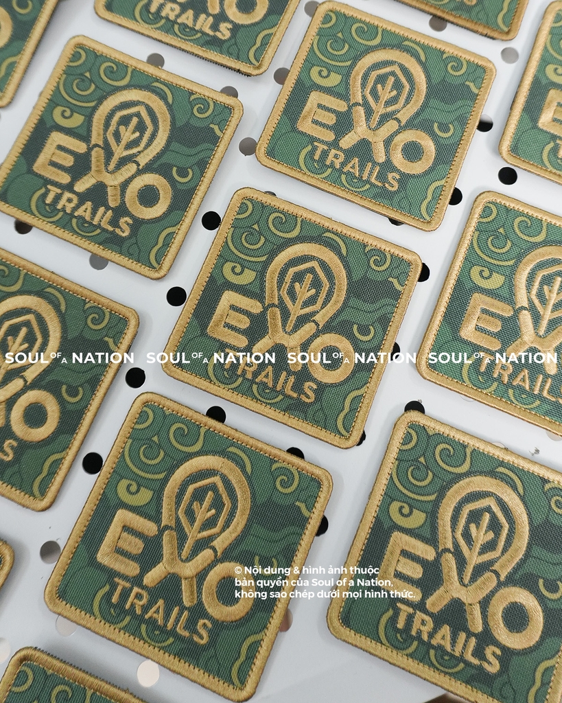 Patch thêu hình ôm viền EXO TRAILS theo yêu cầu