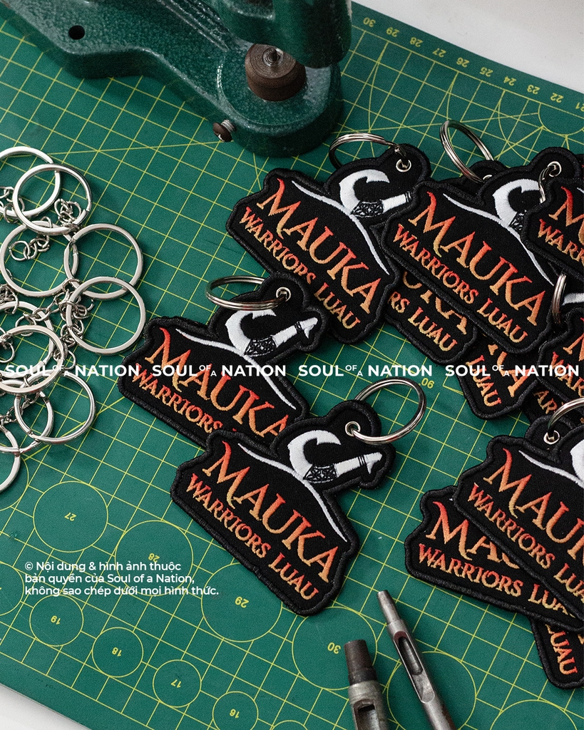 Móc khoá thêu gradient hình ôm viền Mauka Warriors Luau theo yêu cầu