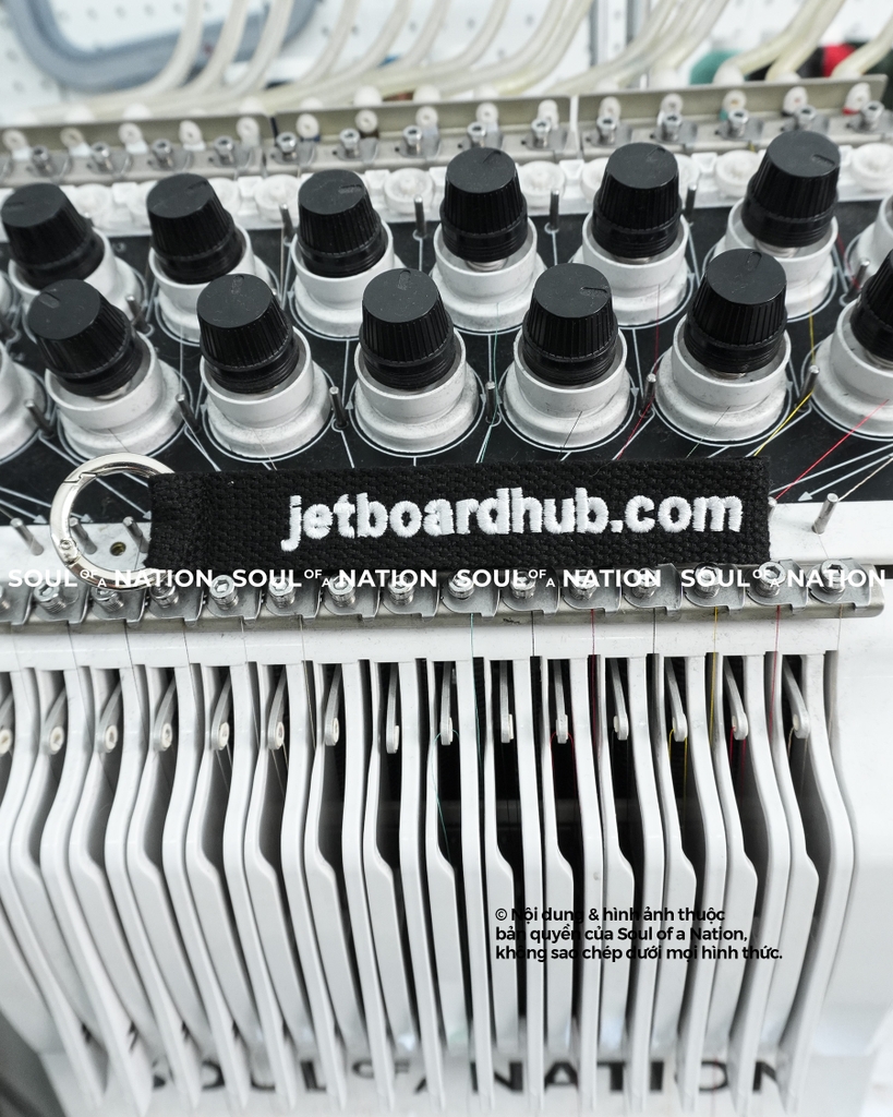 Móc khoá thêu hình ôm viền jetboardhub.com theo yêu cầu
