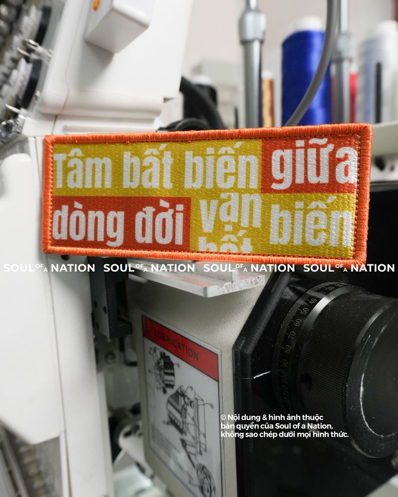 Patch thêu hình chữ nhật Tâm bất biến giữa dòng đời vạn biến theo yêu cầu