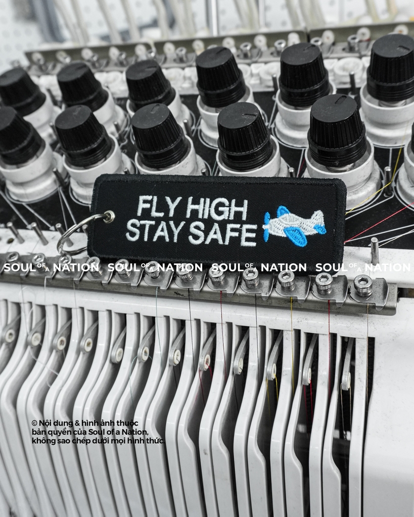 Móc khoá thêu hình ôm viền FLY HIGH STAY SAFE theo yêu cầu