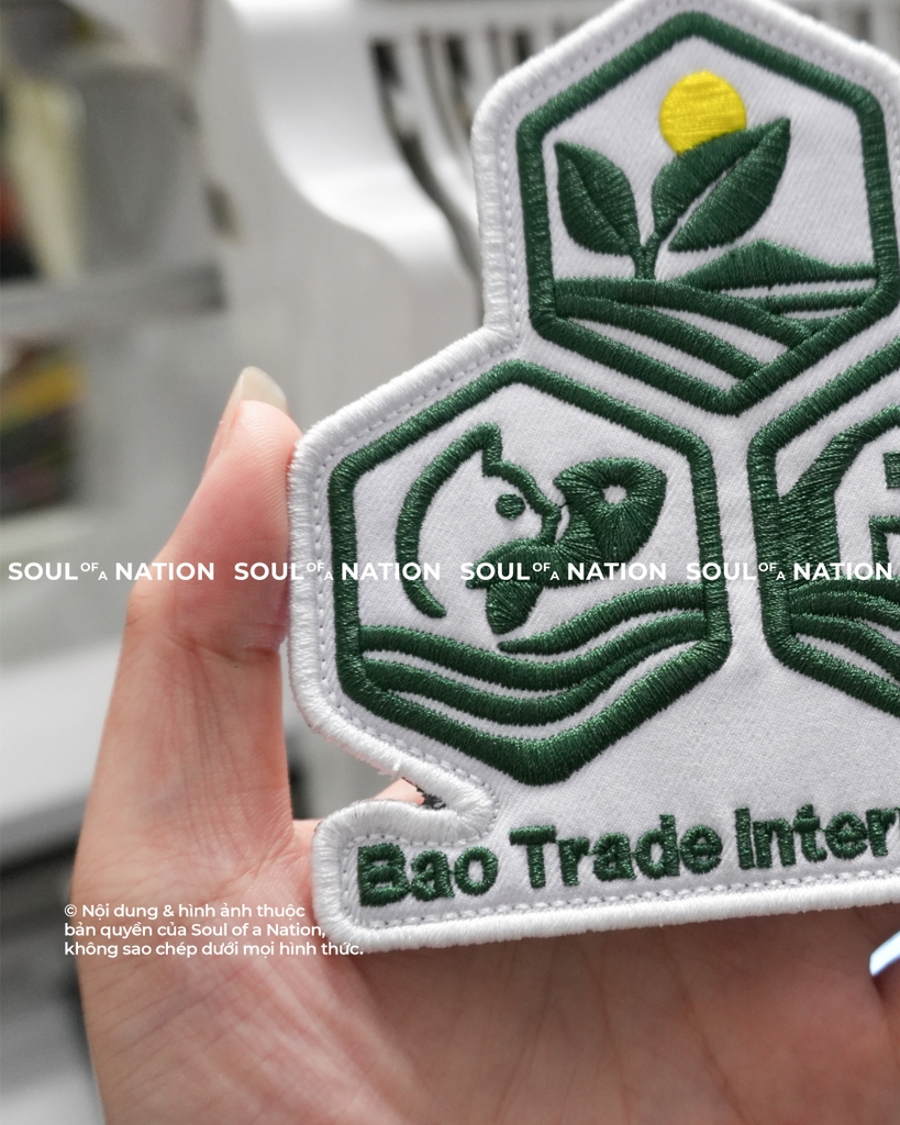 Patch thêu hình ôm viền Bao Trade International theo yêu cầu