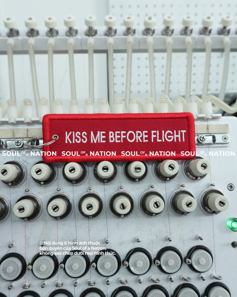 Móc khoá thêu hình ôm viền MONEY FIRST FLY LATER theo yêu cầu