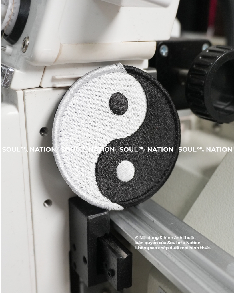Patch thêu hình ôm viền Thái cực theo yêu cầu