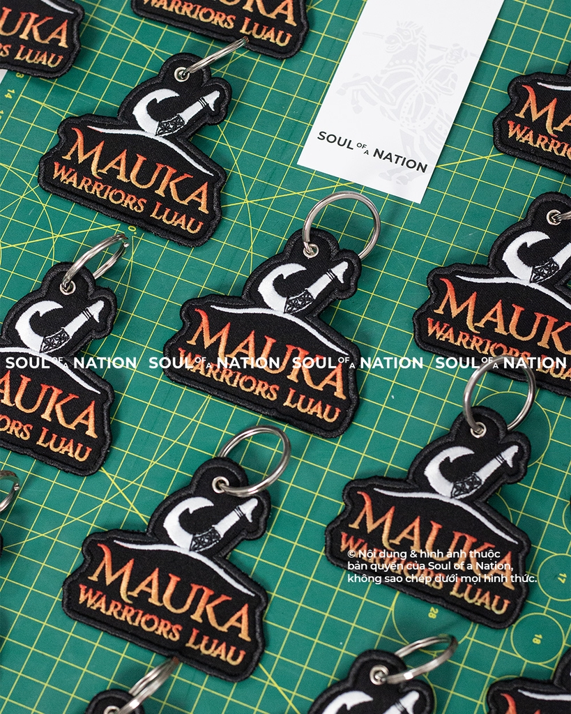 Móc khoá thêu gradient hình ôm viền Mauka Warriors Luau theo yêu cầu