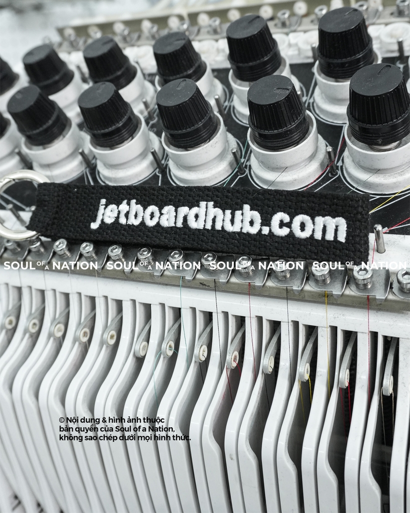 Móc khoá thêu hình ôm viền jetboardhub.com theo yêu cầu