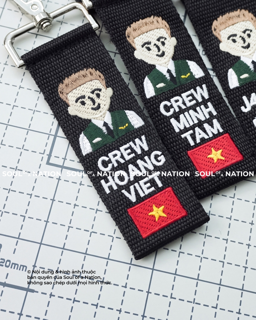 Móc khoá thêu hình ôm viền Tiếp viên hàng không nam EA theo yêu cầu