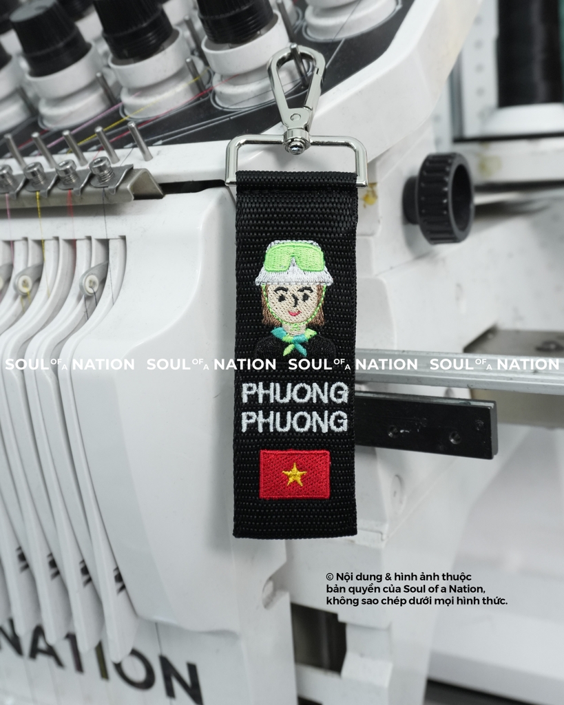 Móc khoá thêu hình ôm viền Cô gái đội nón theo yêu cầu
