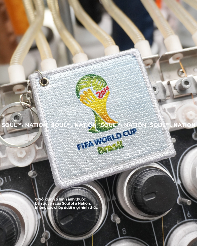 Móc khoá thêu nhuộm màu chỉ hình vuông CUP THẾ GIỚI theo yêu cầu