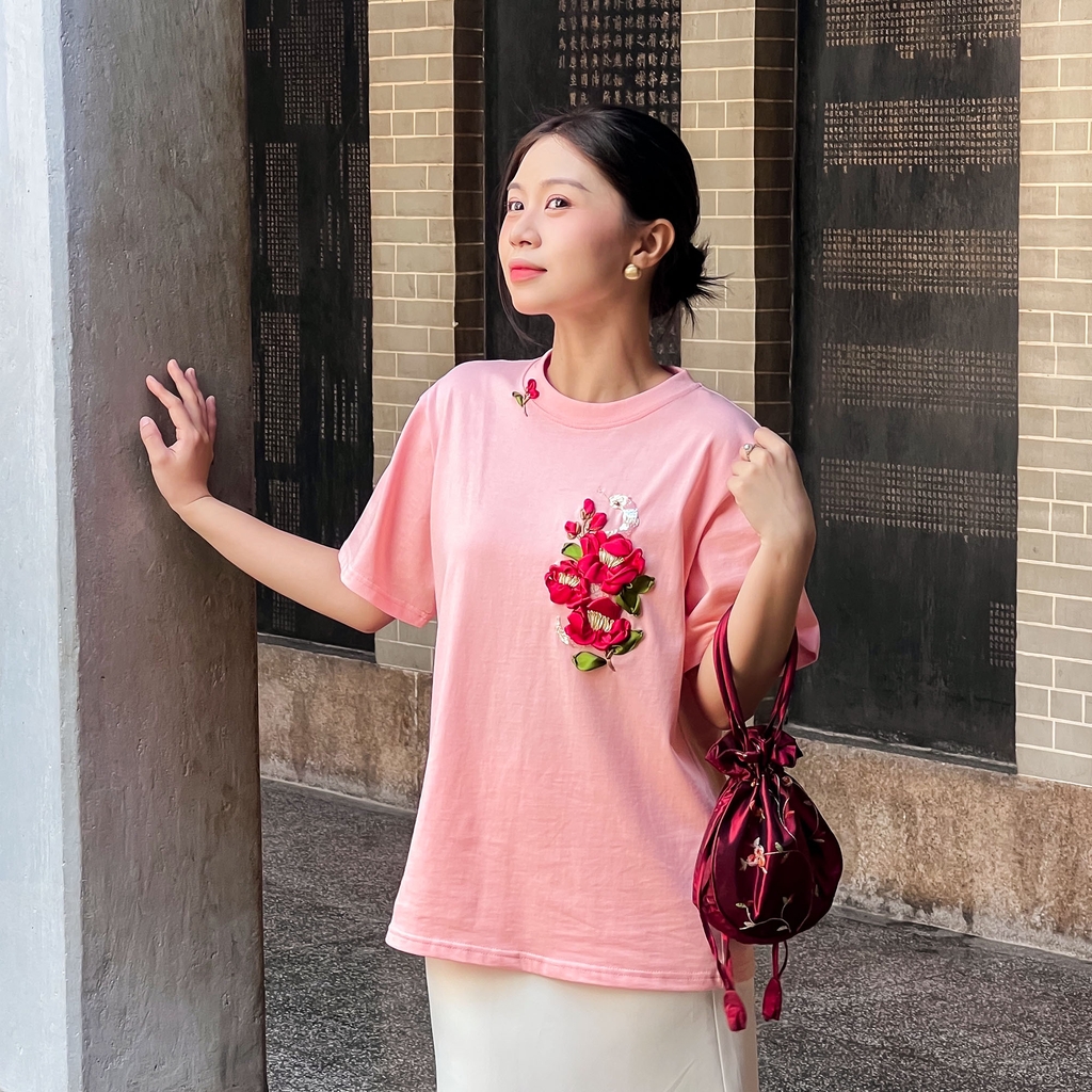 Áo Thun Thêu Ruy Băng Thủ Công - Tỵ Đào Cát Tường