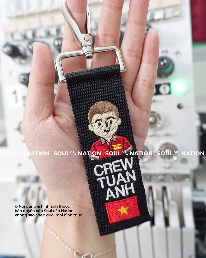 Móc khoá thêu hình ôm viền Tiếp viên hàng không nam VJ theo yêu cầu