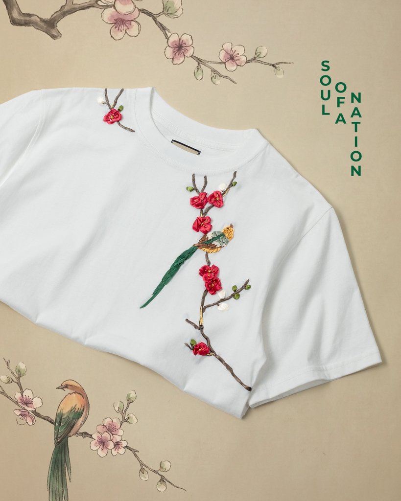 Áo Thun Thêu Ruy Băng Thủ Công - Tiên Điểu Thưởng Đào