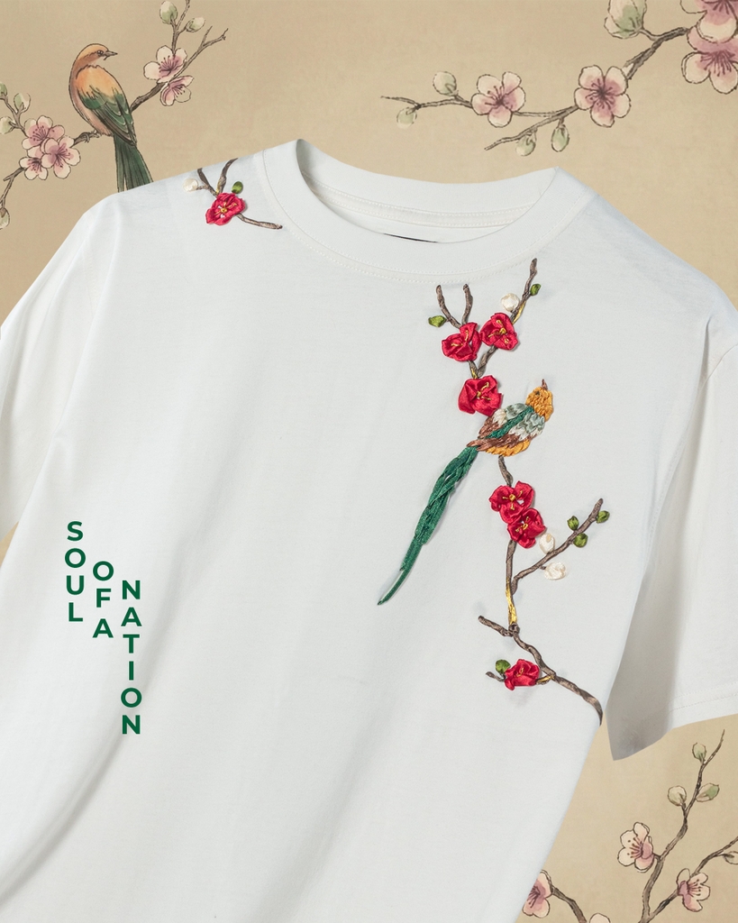 Áo Thun Thêu Ruy Băng Thủ Công - Tiên Điểu Thưởng Đào