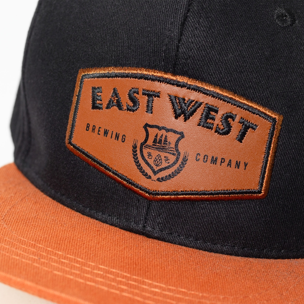 Dự án Nón snapback đồng phục patch da kết hợp thêu & in East West Brewing theo yêu cầu