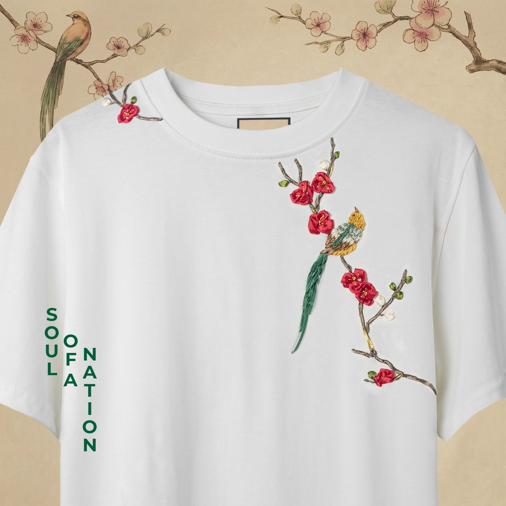 Áo Thun Thêu Ruy Băng Thủ Công - Tiên Điểu Thưởng Đào