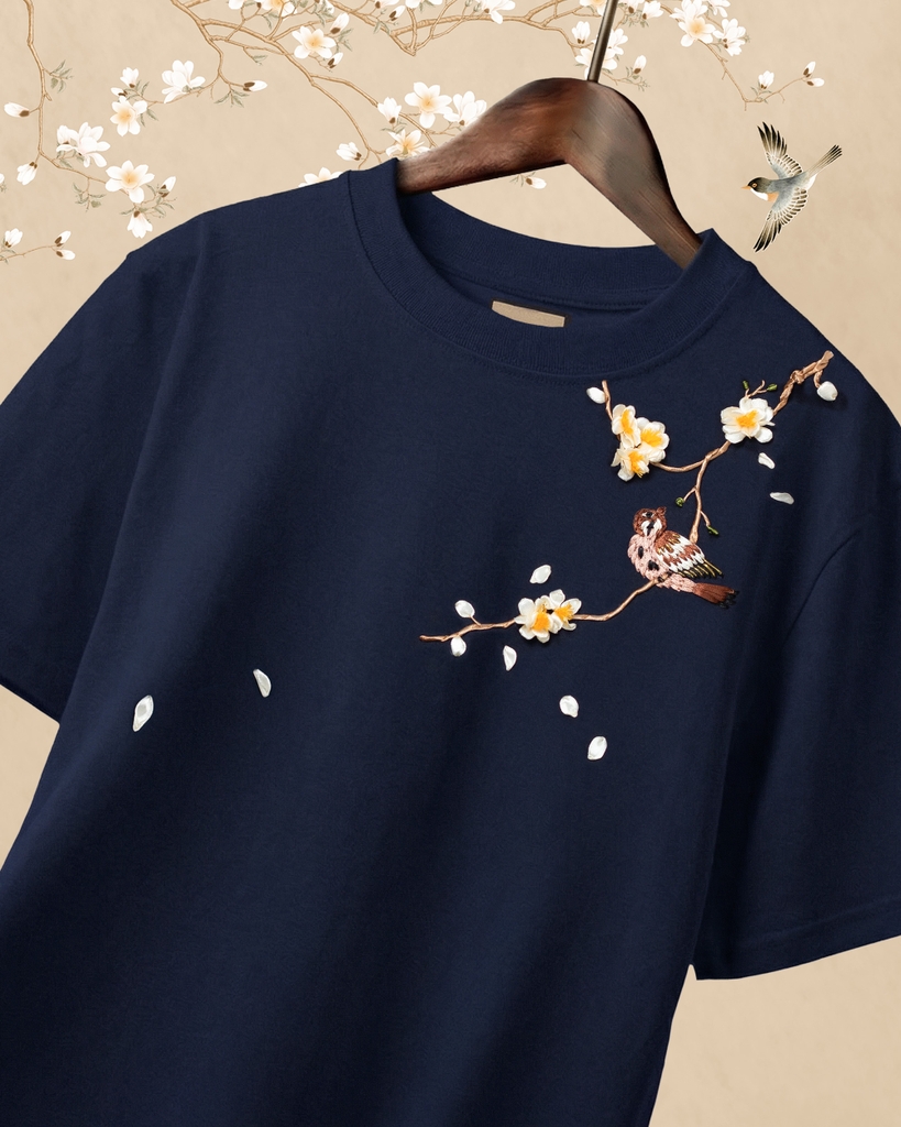 Áo Thun Thêu Ruy Băng Thủ Công - Chim Sẻ Nhành Mai 2025