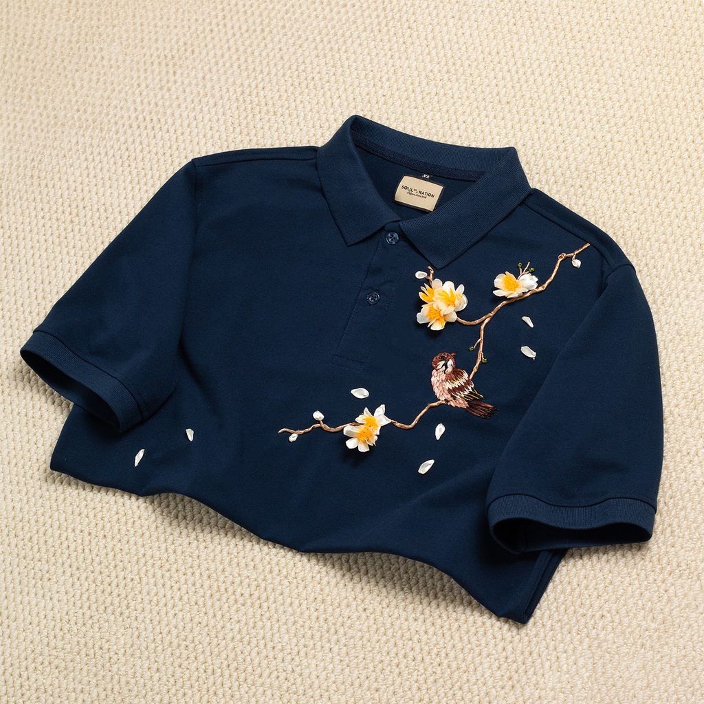 Áo Polo Thêu Ruy Băng Thủ Công - Chim Sẻ Nhành Mai 2025
