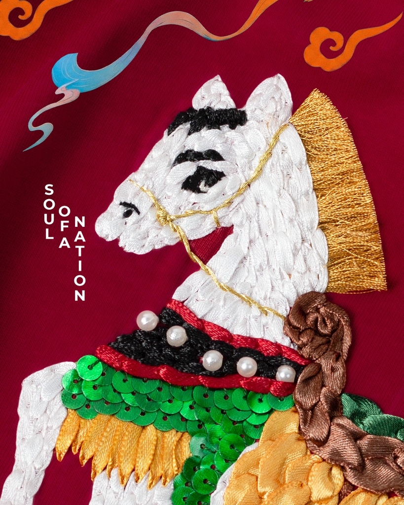 Áo Thun Thêu Ruy Băng Thủ Công - Bạch Mã Đông Hồ