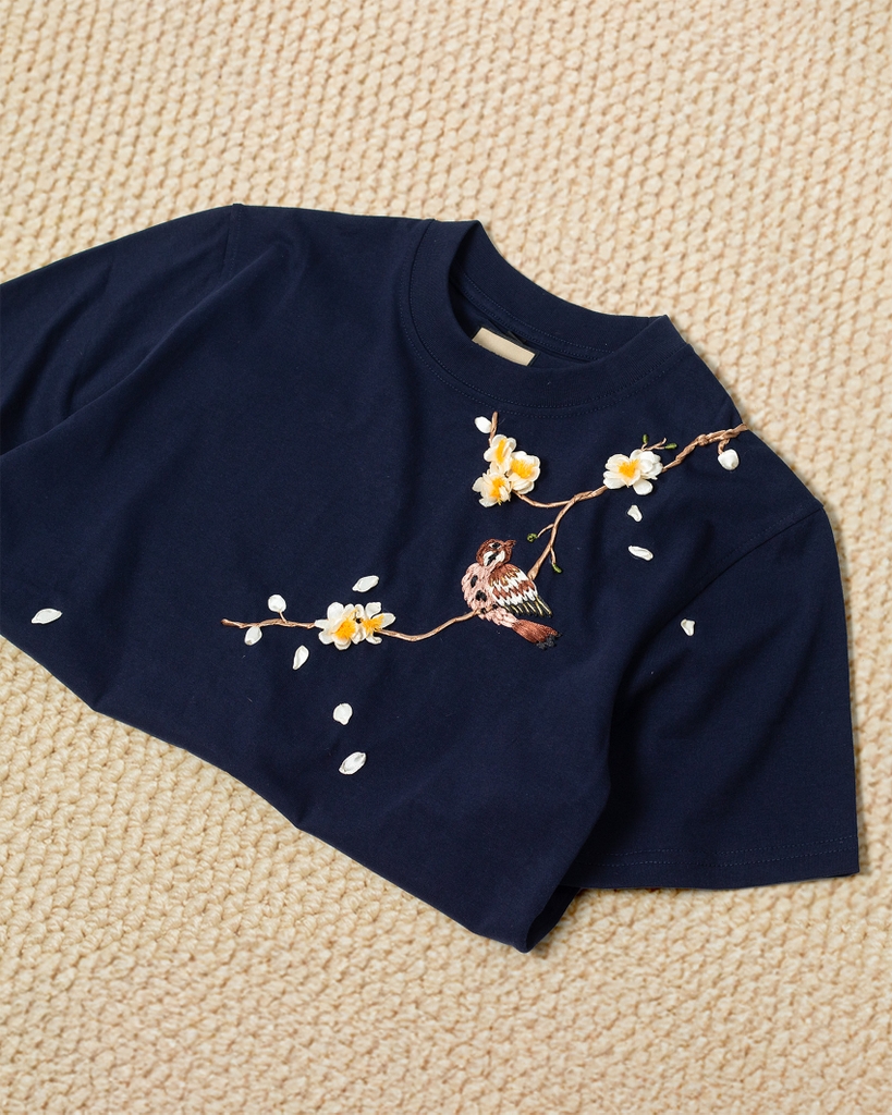 Áo Thun Thêu Ruy Băng Thủ Công - Chim Sẻ Nhành Mai 2025
