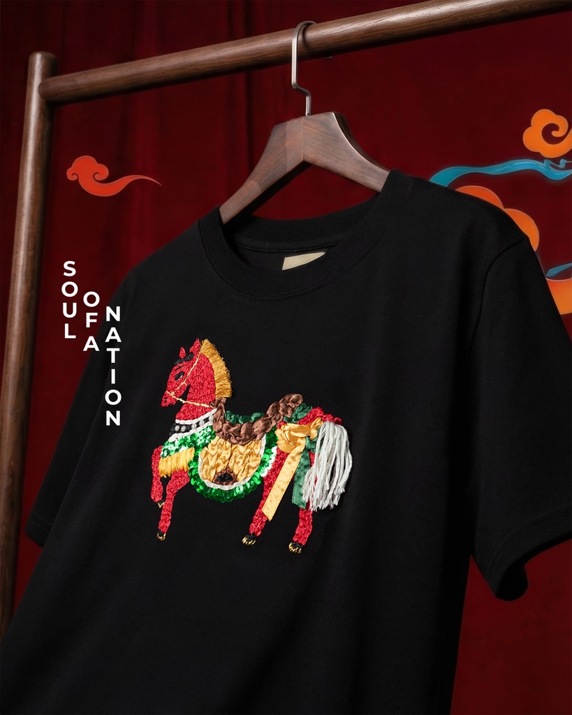 Áo Thun Thêu Ruy Băng Thủ Công - Xích Mã Đông Hồ