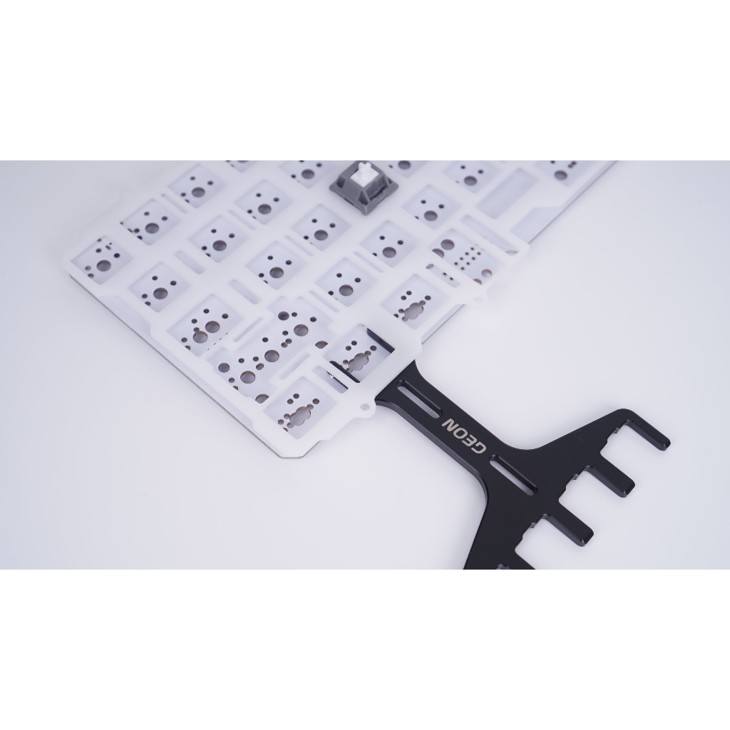 Dụng cụ hỗ trợ lắp switch Geon Plate Fork