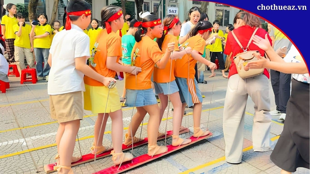 Cho thuê đôi dép khổng lồ cho teambuilding