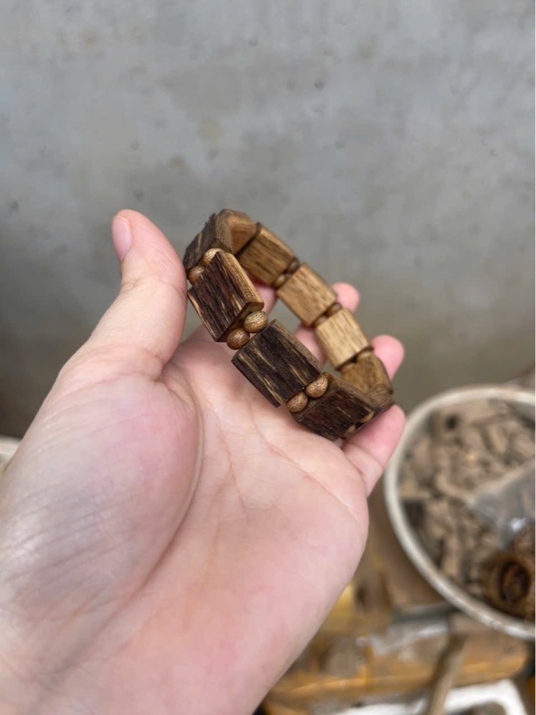 Lắc trầm hương bì dầu đỏ