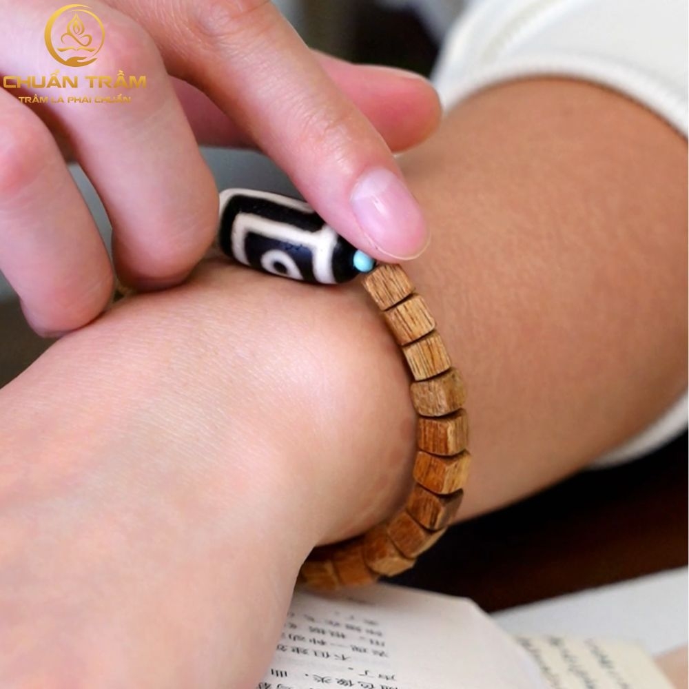 Vòng tay trầm hương tự nhiên Quảng Nam mix đá mã não DZI một mắt - chuẩn trầm