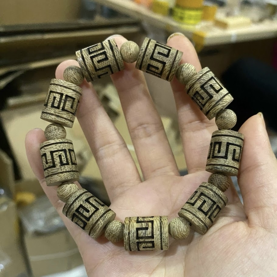 Vòng tay trầm hương banh đỏ Campuchia kiểu trúc khắc laze bọc vàng 18K - Chuẩn Trầm