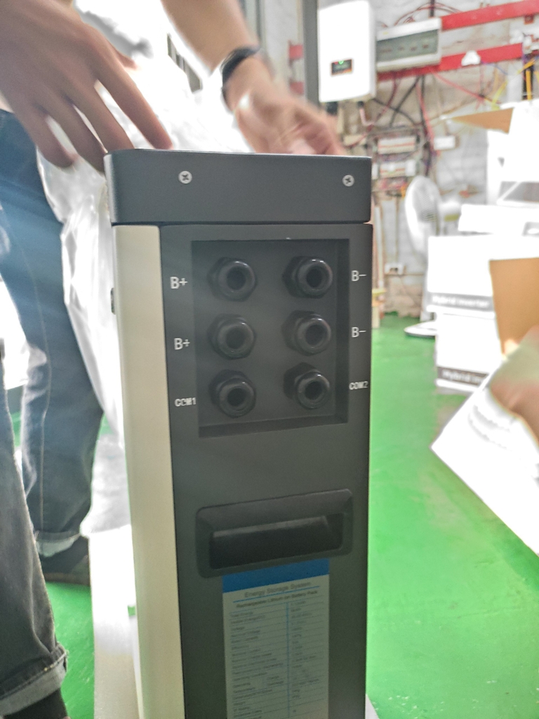 Pin lưu trữ Lithium Easyway 5KWmodel màu kem UNIV-5,12kWh/LV(W) bảo hành 10 năm