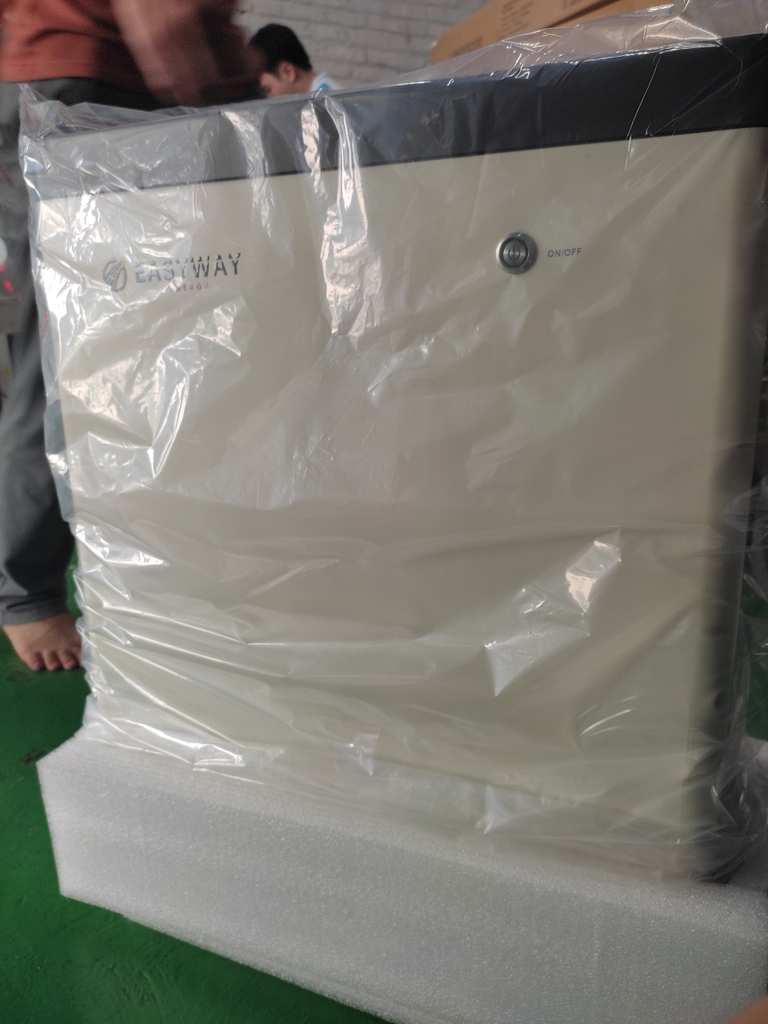 Pin lưu trữ Lithium Easyway 5KWmodel màu kem UNIV-5,12kWh/LV(W) bảo hành 10 năm