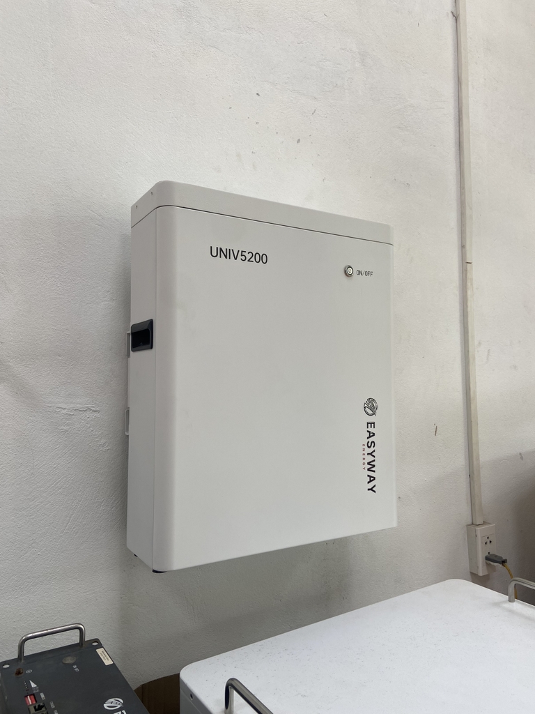 Pin lưu trữ Lithium Easyway 5KWmodel TRẮNG UNIV-5,12kWh/LV(W) bảo hành 10 năm