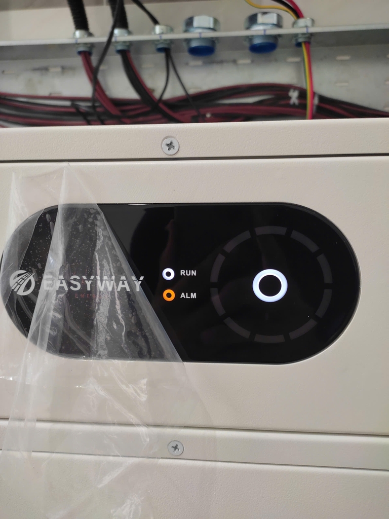 Pin lithium-ion xếp chồng, dùng lưu trữ năng lượng mặt trời của tấm pin năng lượng, công suất 100Ah, điện cáp 76,8V, model UNIV7600HST