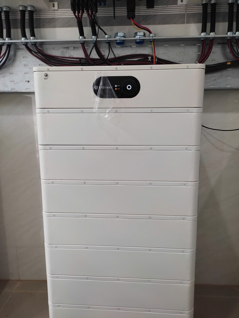 Pin lithium-ion xếp chồng, dùng lưu trữ năng lượng mặt trời của tấm pin năng lượng, công suất 100Ah, điện cáp 76,8V, model UNIV7600HST