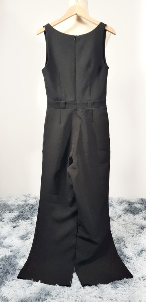 Jumpsuit đen dài ống rộng